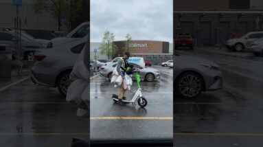 This guy picks up groceries on a scooter! 🛴🛒
